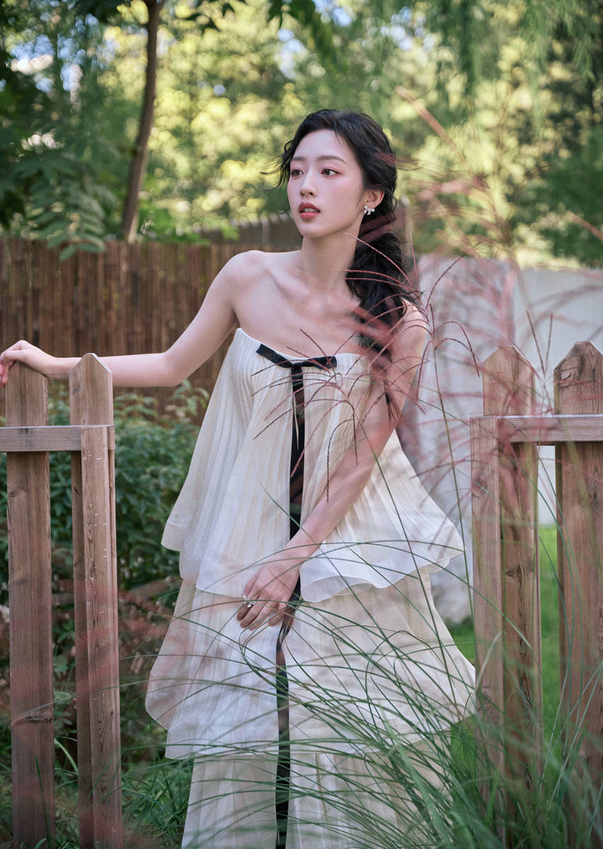 邓恩熙编发造型灵动俏皮 轻提裙摆少女感十足