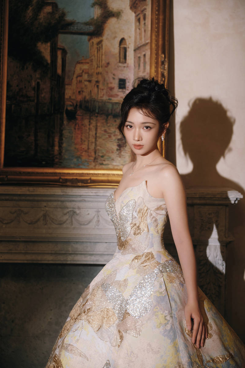 代露娃穿抹胸裙优雅高贵 倚在贝壳中化身人鱼公主