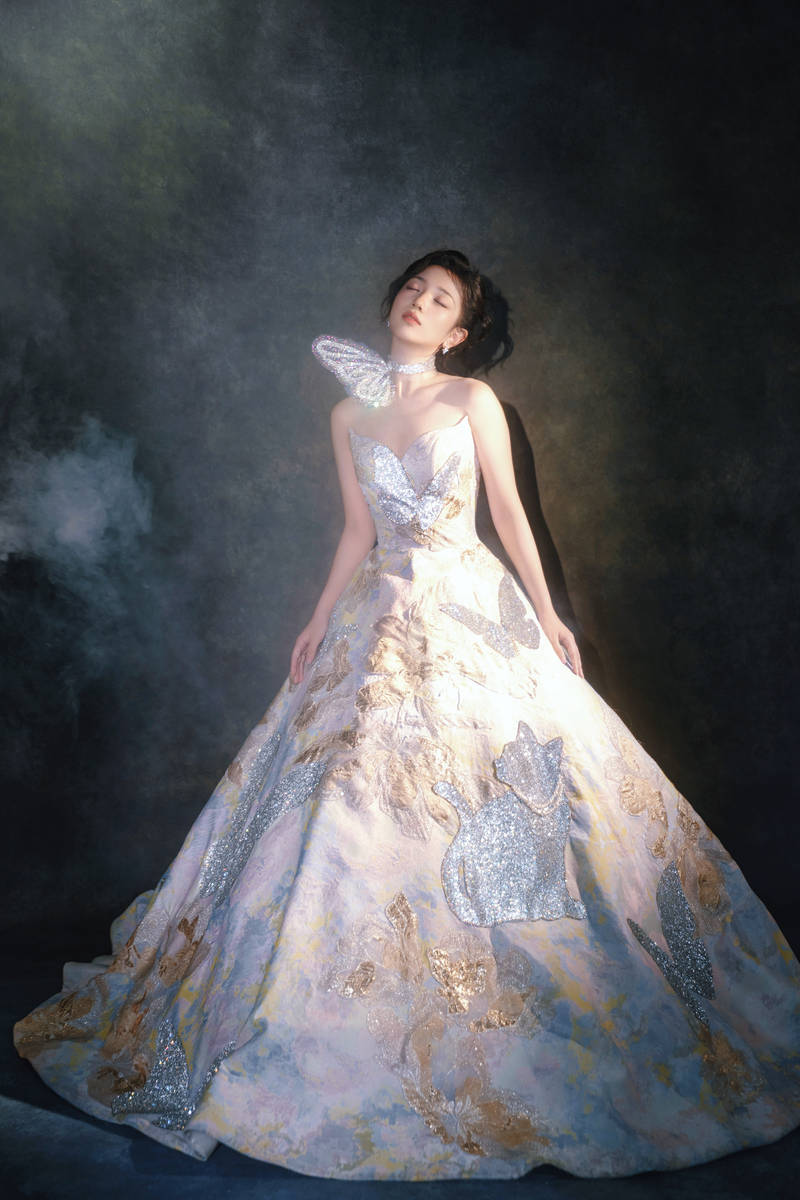 代露娃穿抹胸裙优雅高贵 倚在贝壳中化身人鱼公主