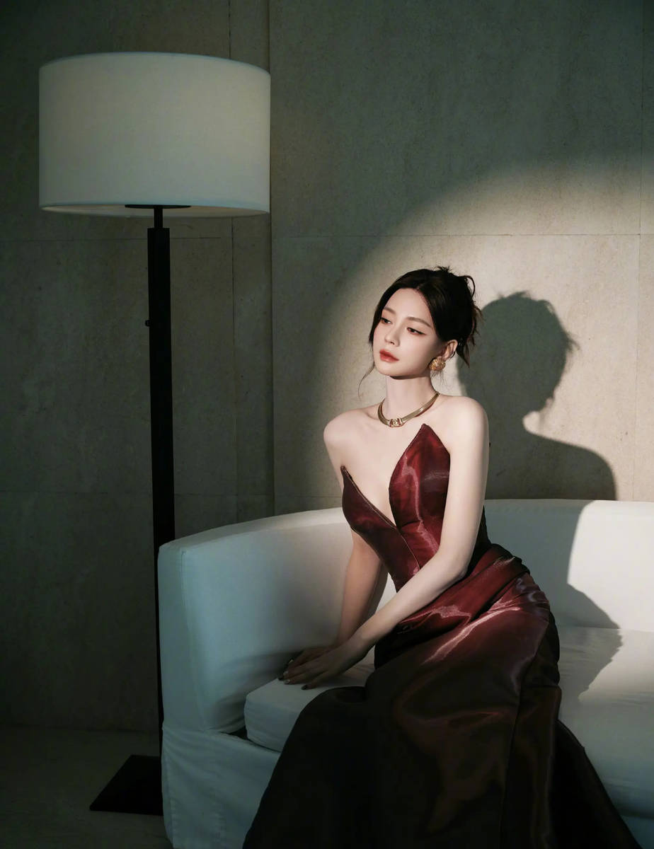 沈梦辰穿V领长裙身材火辣 下台阶时意外摔倒好危险