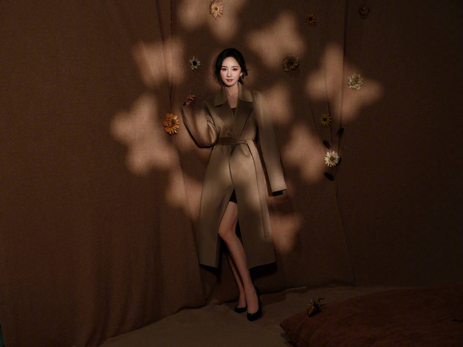 杨幂穿大衣气质迷人 白嫩玉足光滑柔软美腿吸睛