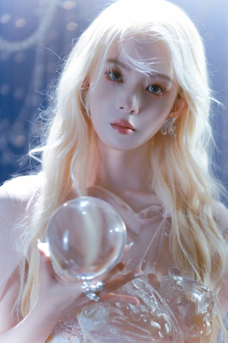 陈瑶粉白纱裙配金色长卷发 宛如人鱼公主气质空灵