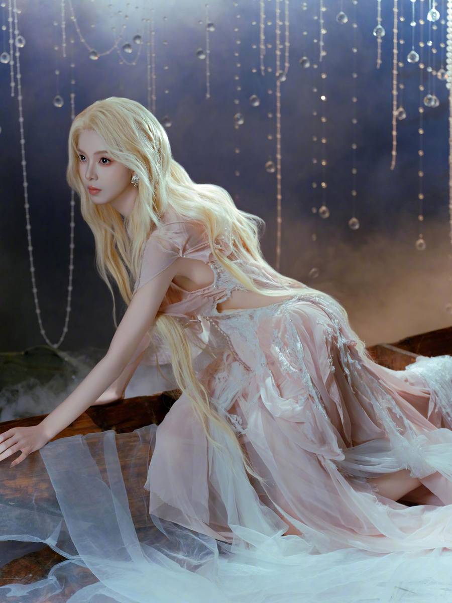 陈瑶粉白纱裙配金色长卷发 宛如人鱼公主气质空灵