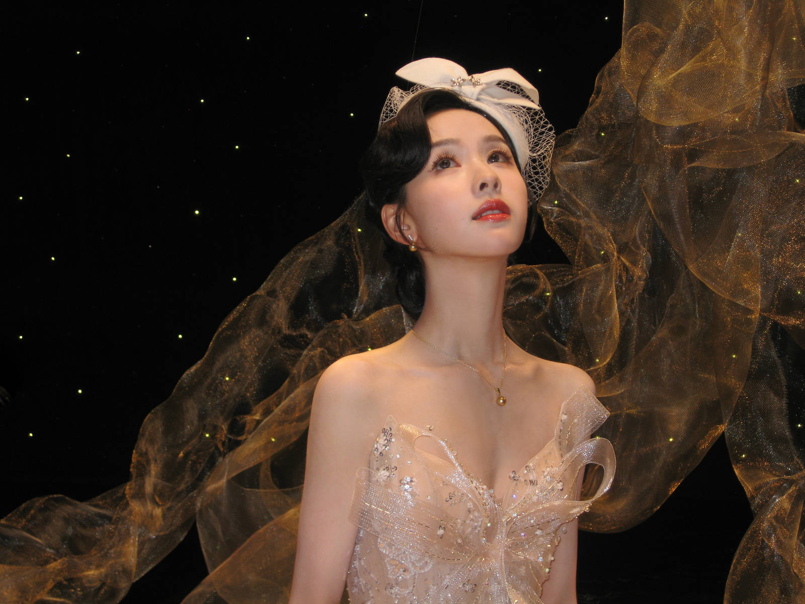 陈都灵穿闪钻礼服戴白色网纱 气质优雅如复古名伶