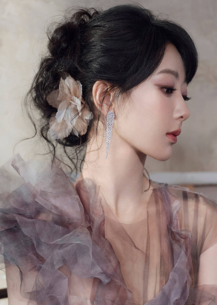 杨紫穿薄纱裙气质优雅!化身复古油画女郎美貌迷人