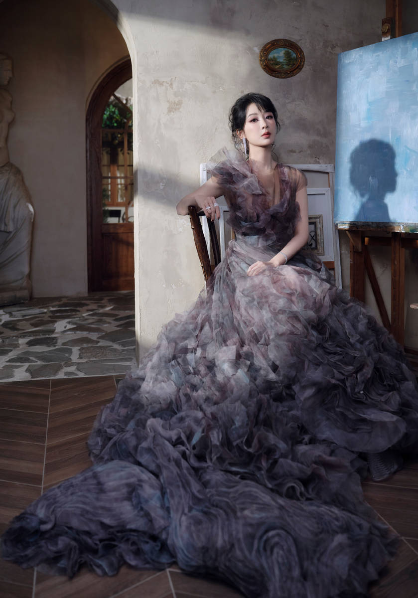 杨紫穿薄纱裙气质优雅！化身复古油画女郎美貌迷人