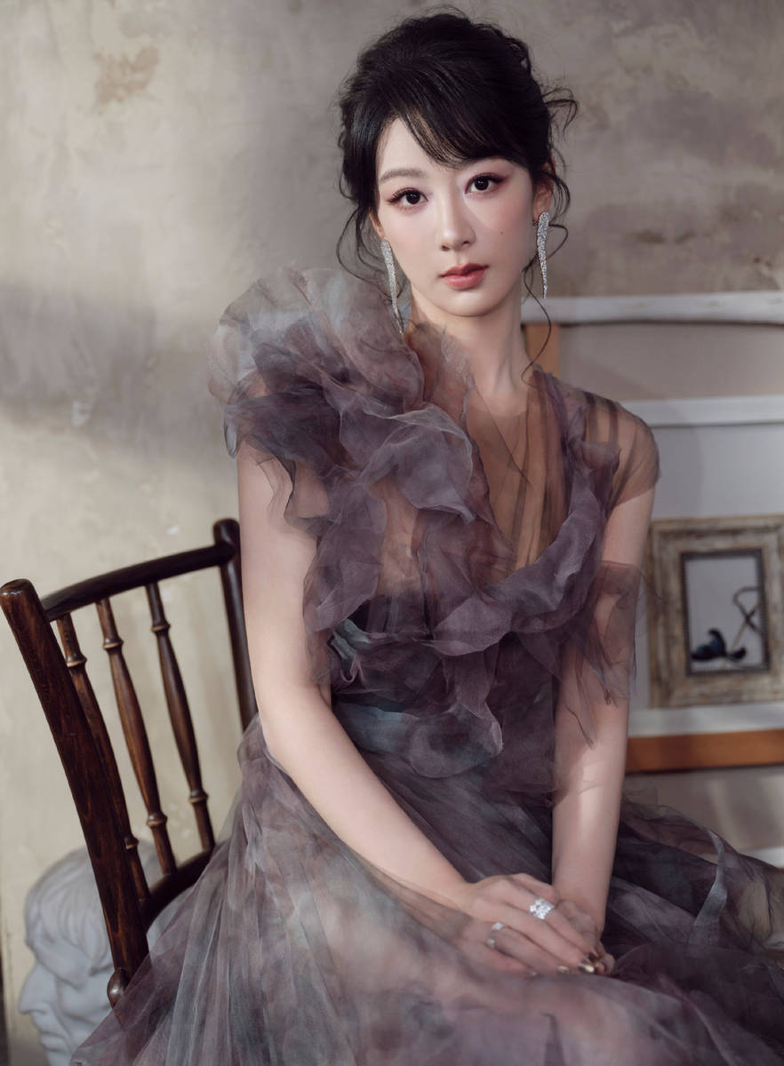杨紫穿薄纱裙气质优雅!化身复古油画女郎美貌迷人