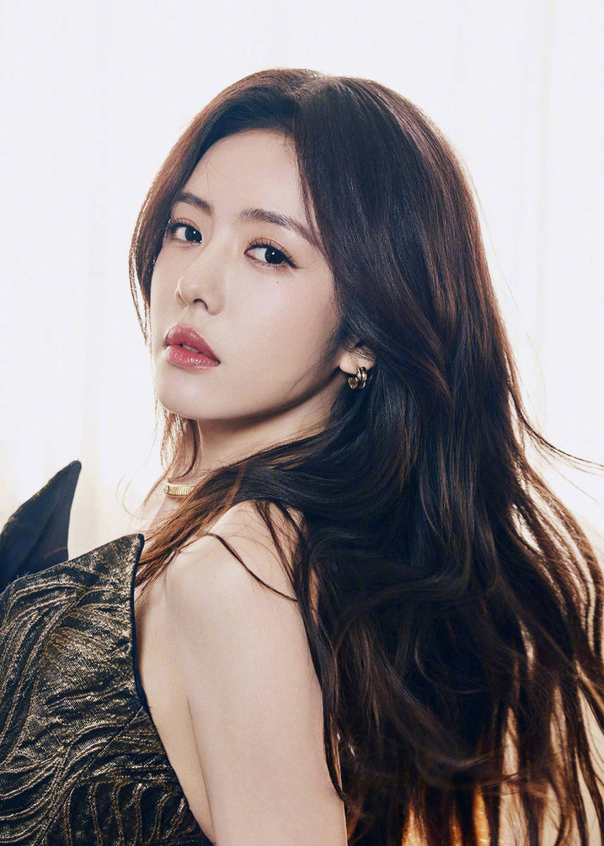 蔡文静一袭鎏金礼裙身材曼妙 举手投足间自信迷人