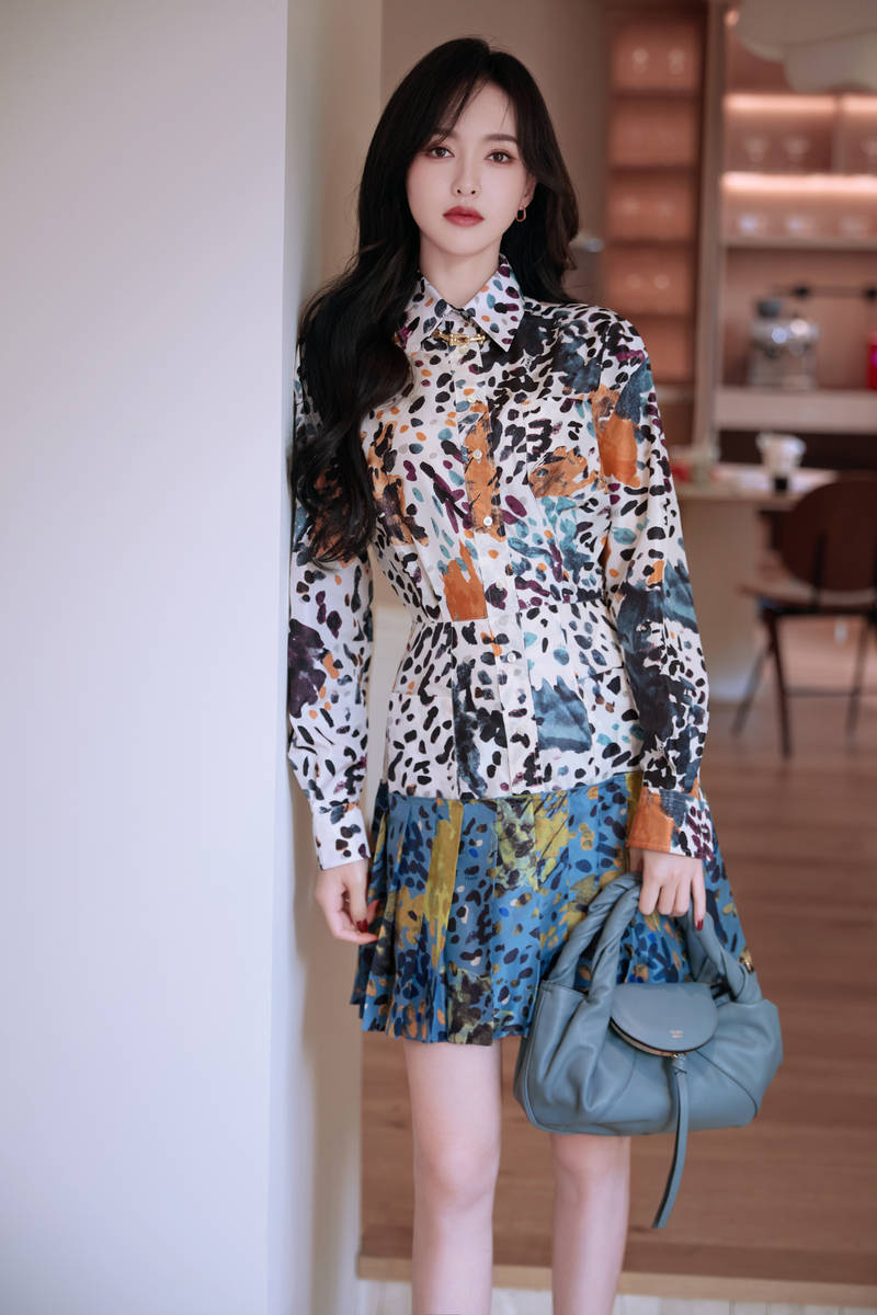 唐嫣穿碎花短裙美腿修长 笑意盈盈优雅又甜美