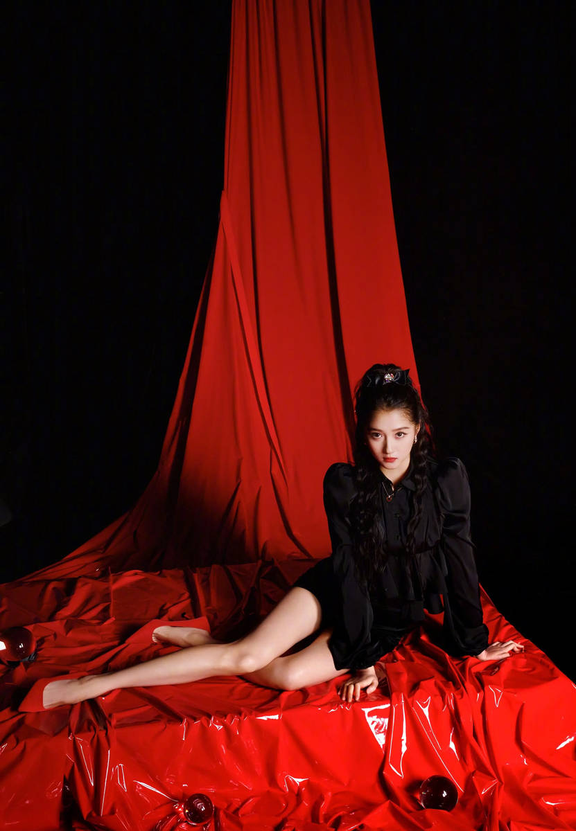 关晓彤红黑撞色大片释出 复古摩登尽显飒爽魅力