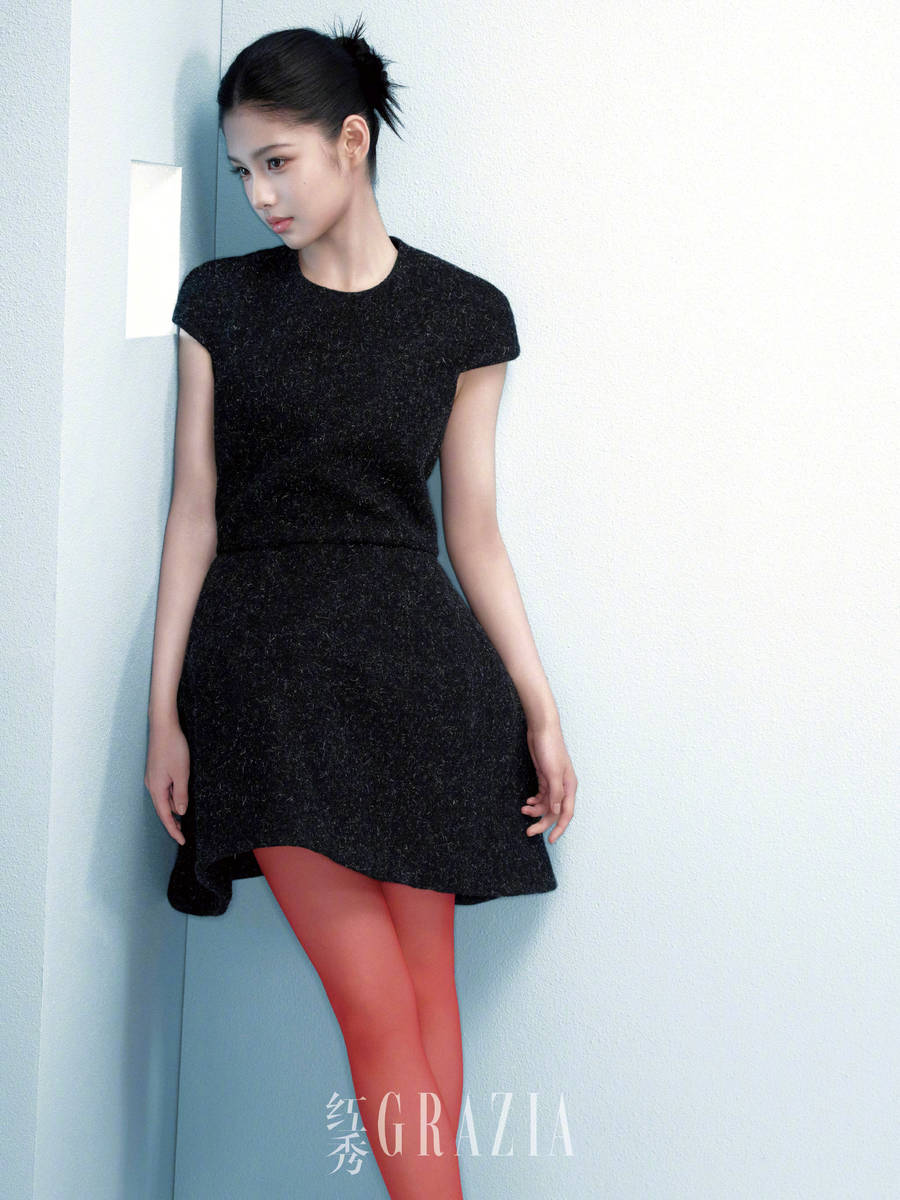 艾米一身抹胸黑裙优雅高贵 盘发造型清丽干练