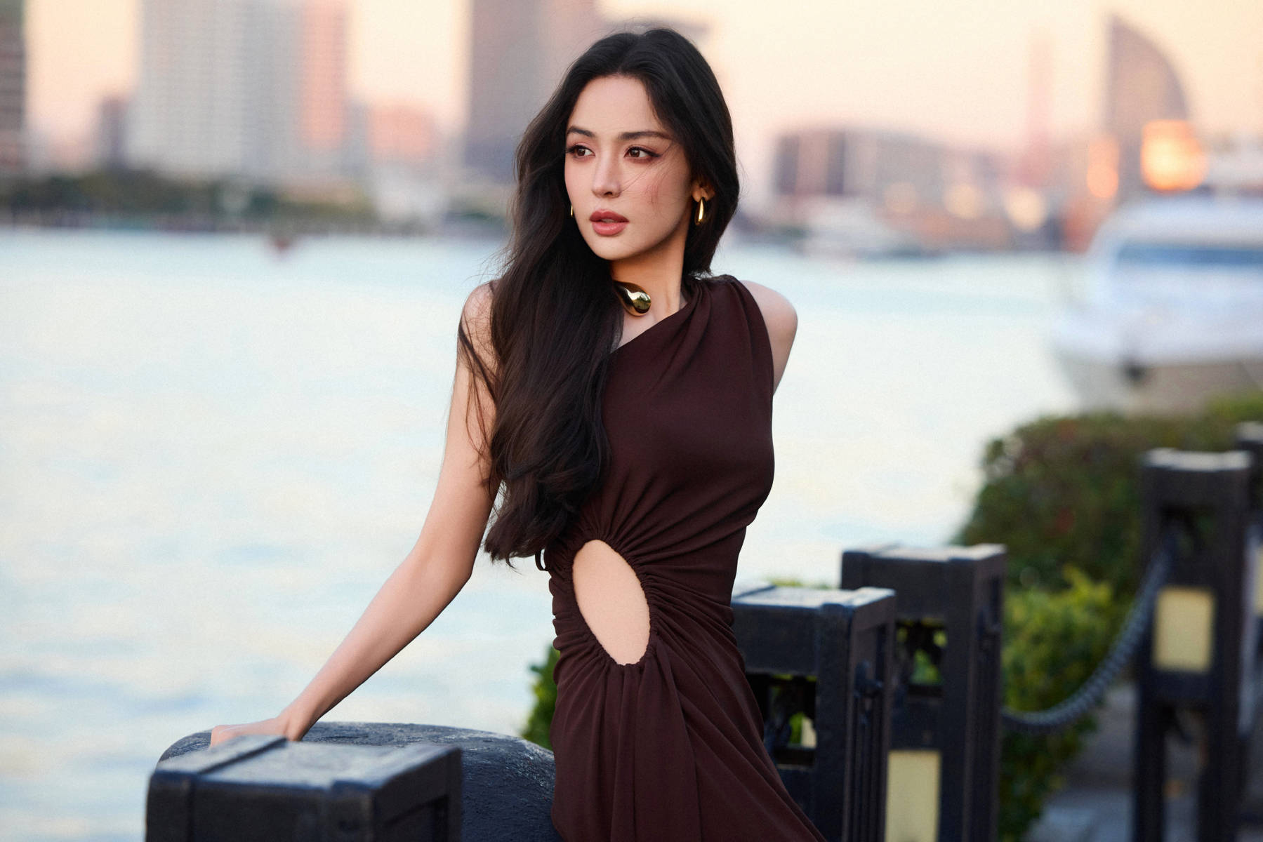 娜扎穿单肩镂空礼裙性感迷人!大秀曼妙身姿超养眼