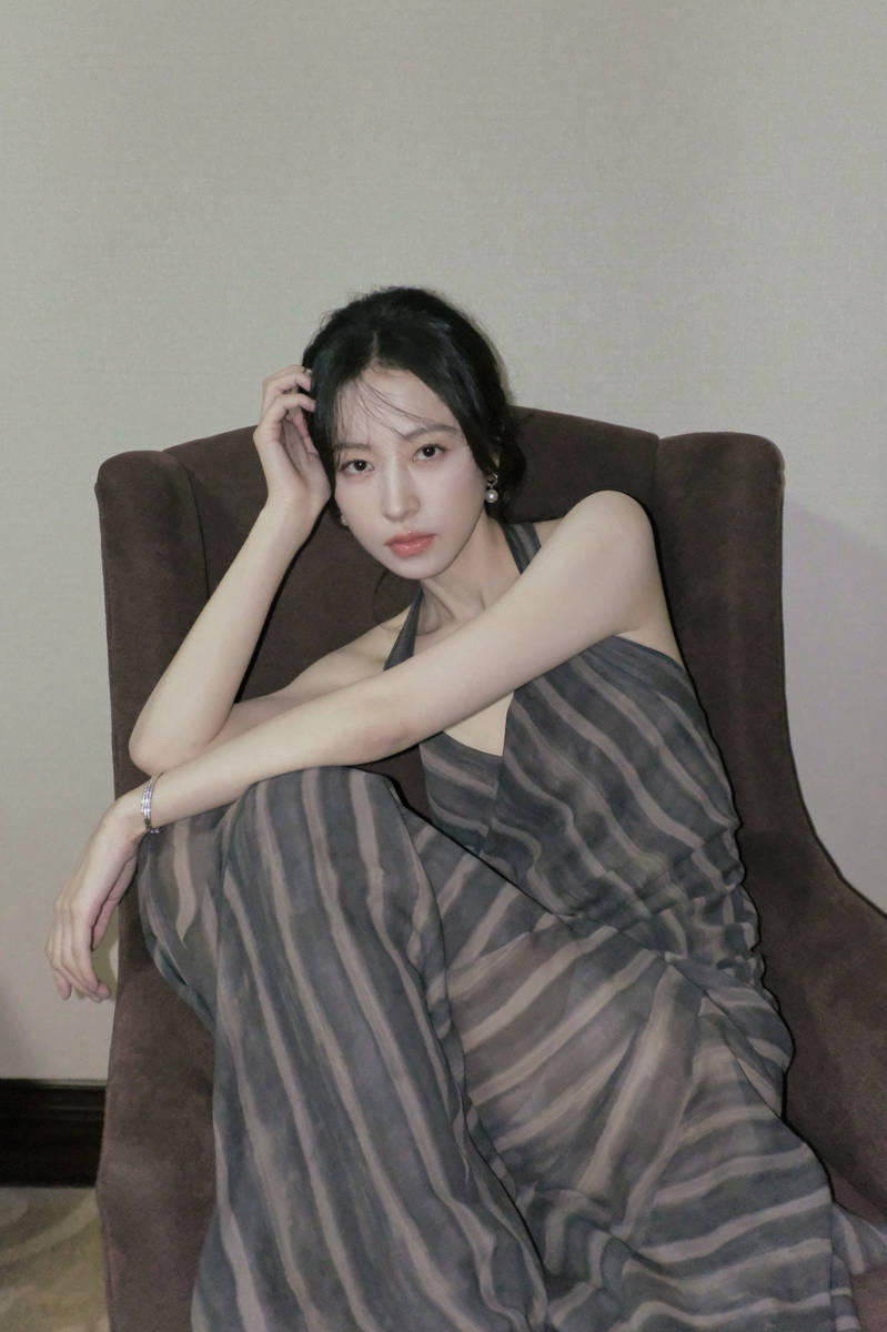 周雨彤穿挂脖长裙慵懒松弛 锁骨线条吸睛性感迷人