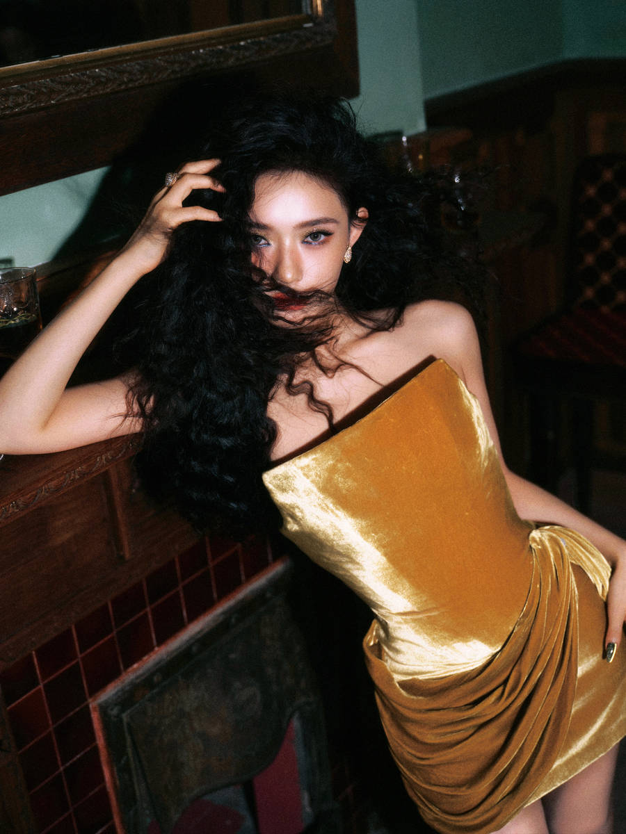 林允卷发配红唇化身性感小野猫 双腿纤细成熟诱惑