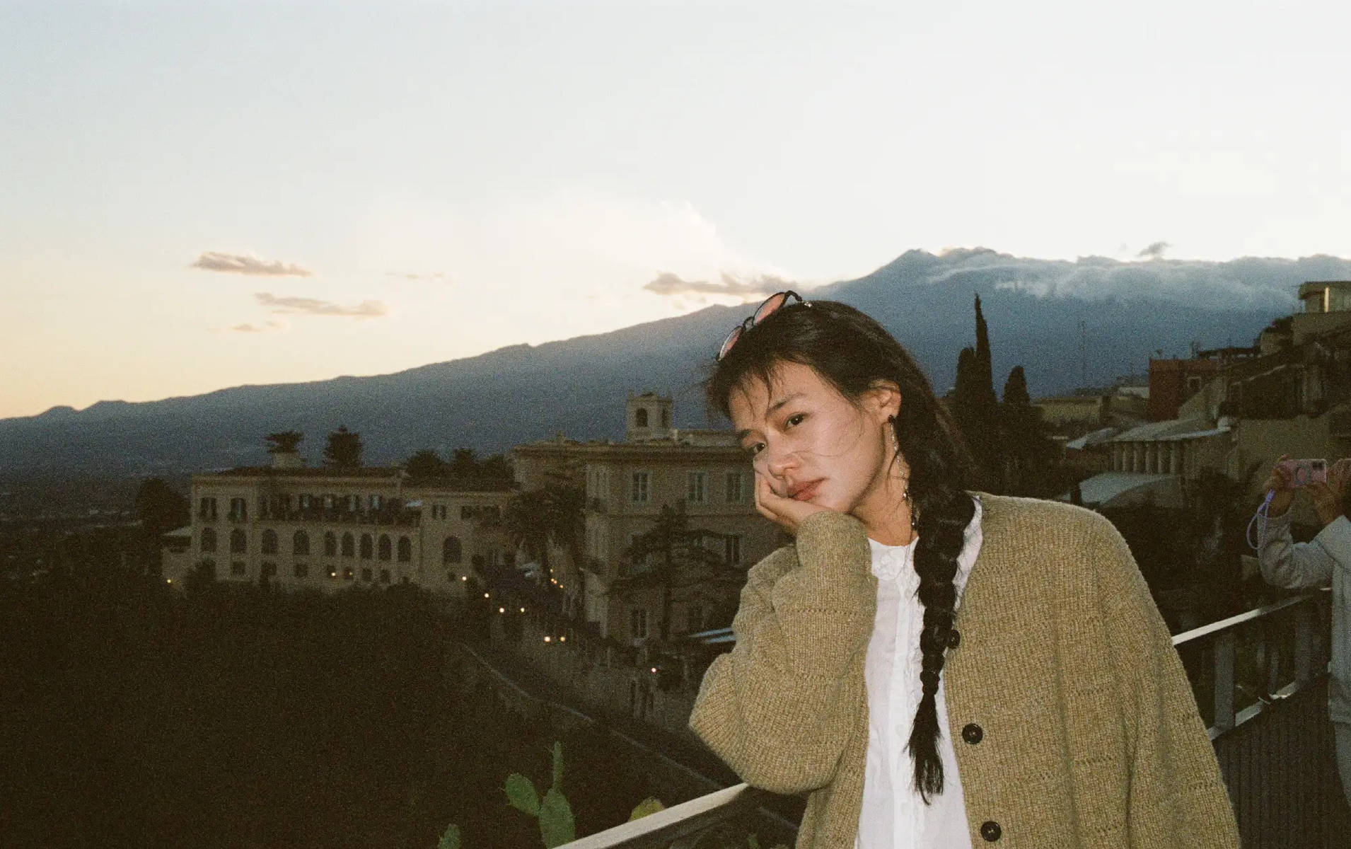 马思纯晒西西里岛旅游照!躺在礁石上吹海风好惬意