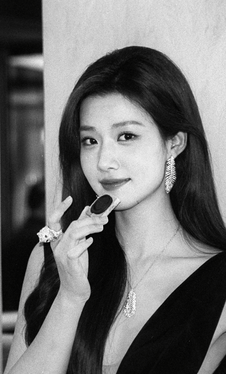 卢昱晓工作花絮曝光 神态松弛自然又可爱