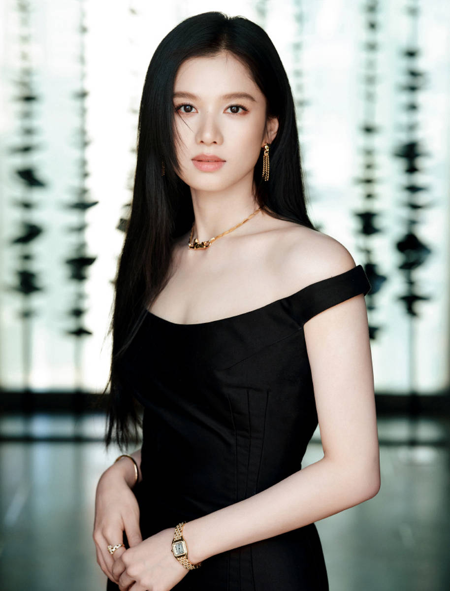张婧仪穿一字肩黑裙好优雅 矜贵千金感溢出屏幕