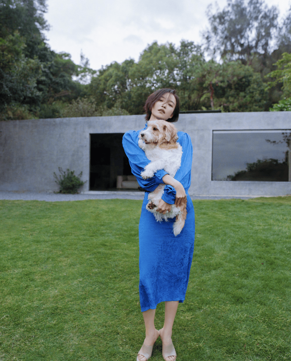 倪妮短发造型搭配精致饰件 抱着小狗松弛治愈