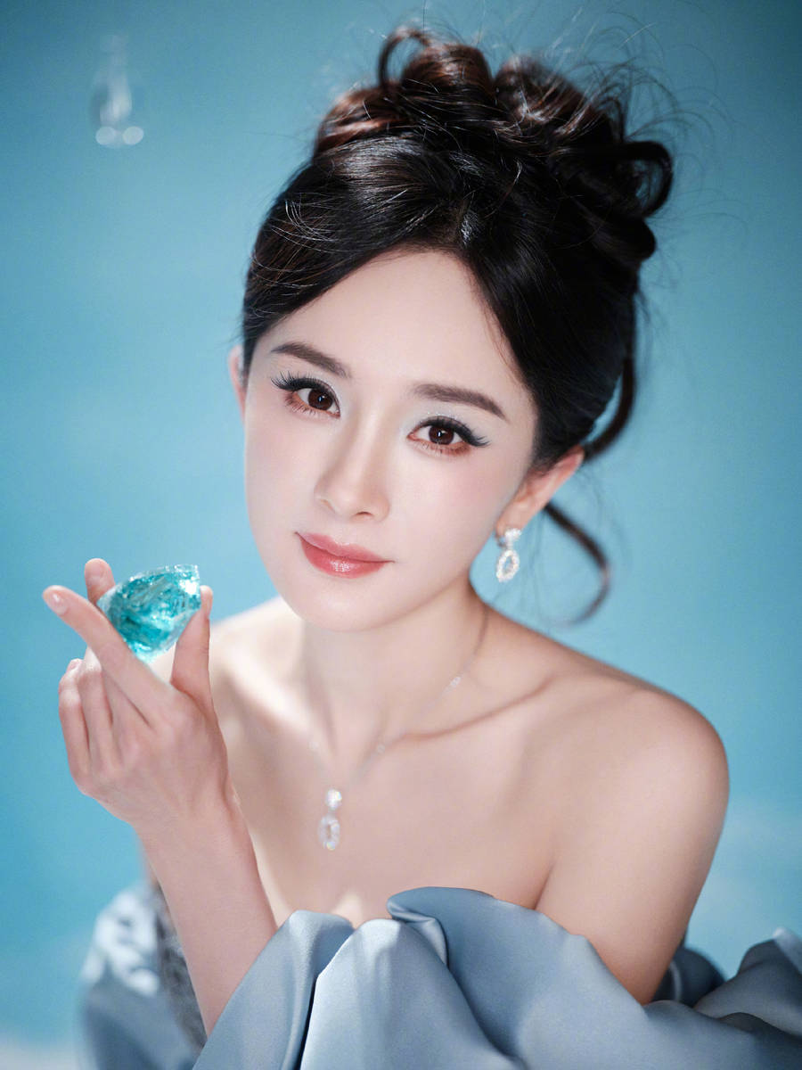 杨幂穿镂空裙性感迷人 纤细美腿若隐若现身材好