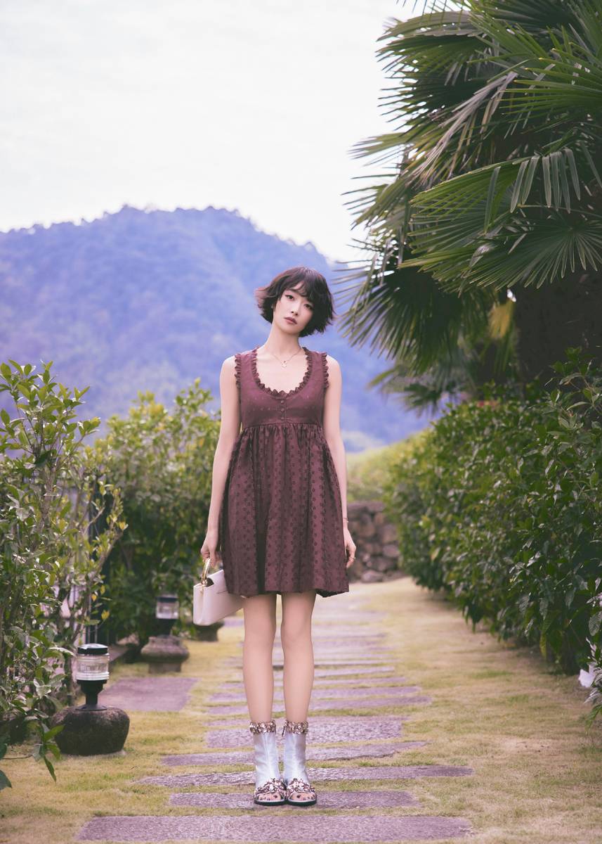 宋茜穿清凉连衣裙秀好身材!短发造型娇俏迷人