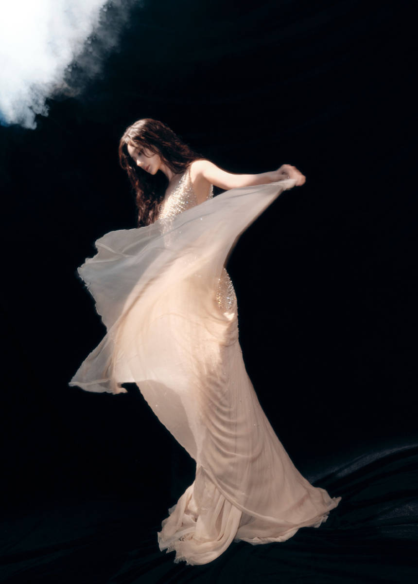 李一桐穿肉色薄纱裙点缀钻石 微微歪头眼神勾人