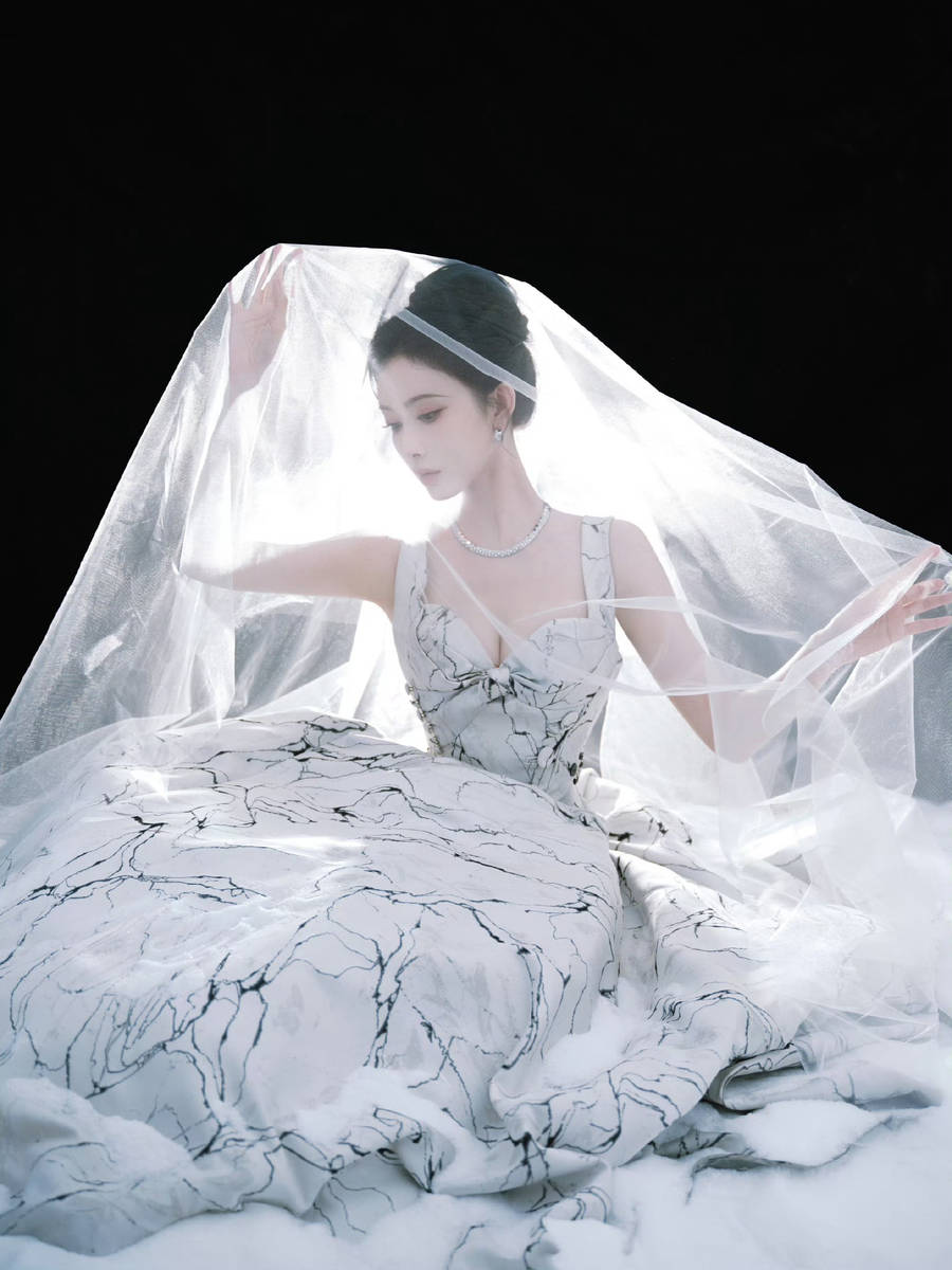 孟子义温婉优雅化身冰雪女王 大雪中跳舞浪漫迷人