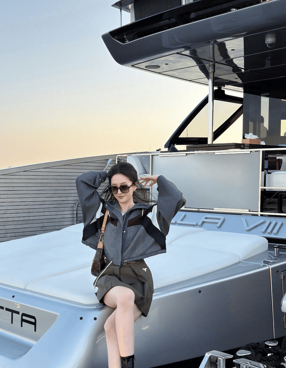 刘亦菲灰色系穿搭勾勒利落身形 落日下优雅明媚