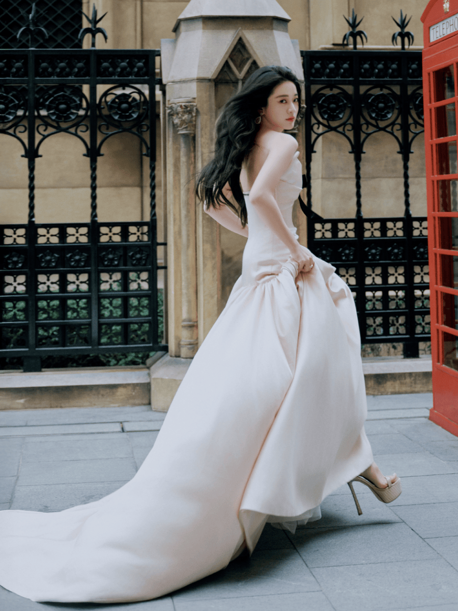 张雪迎穿缎面礼裙温婉大气 穿梭光影诠释电影质感