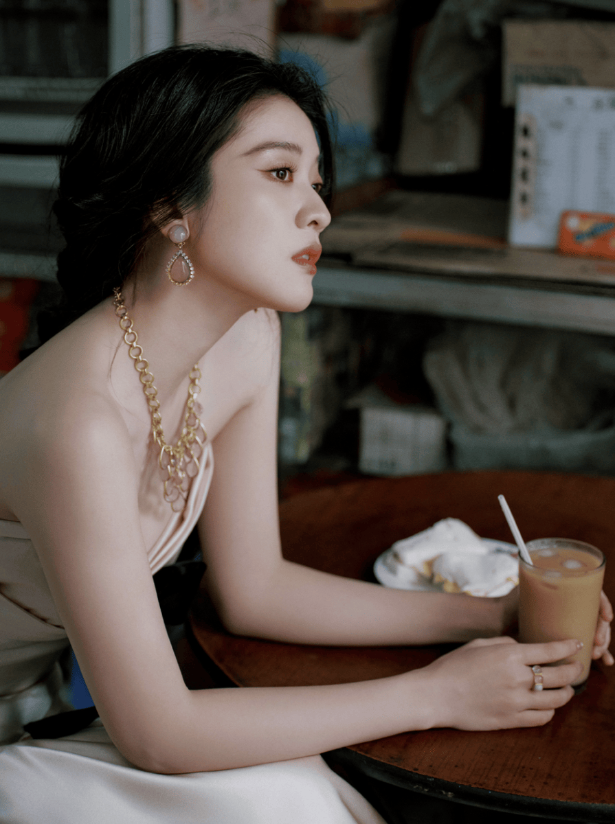 张雪迎穿缎面礼裙温婉大气 穿梭光影诠释电影质感