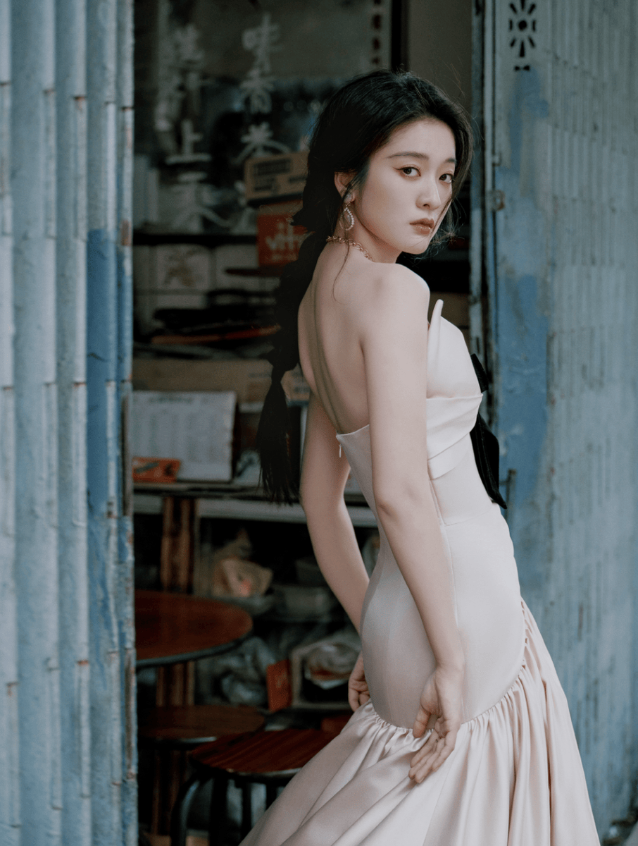 张雪迎穿缎面礼裙温婉大气 穿梭光影诠释电影质感