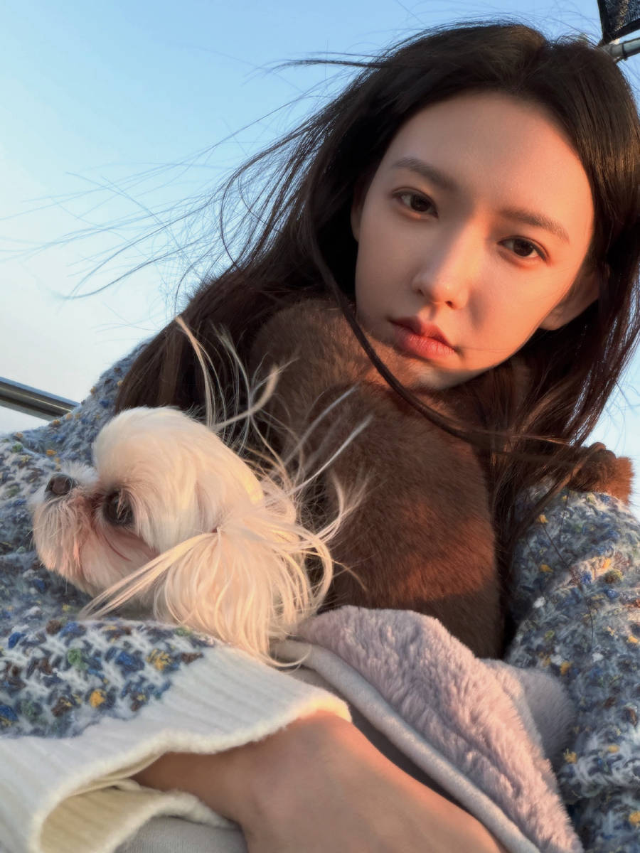 程潇晒海边美照秒变明媚少女!隔空吻宠物狗超有爱