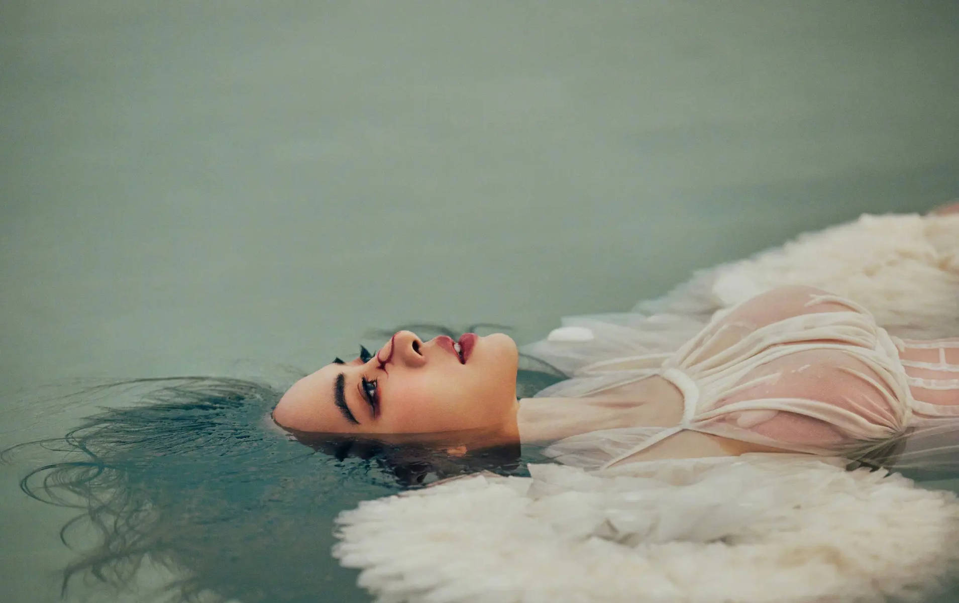 蔡依林穿白色长裙勾勒曲线身材 精彩画面超吸睛！