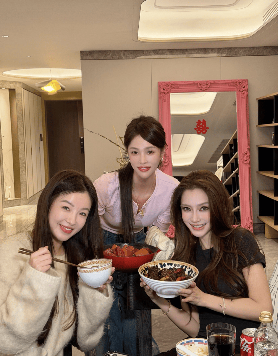 杨颖穿修身短袖腰身纤细 和网红聚会颜值亮眼出众