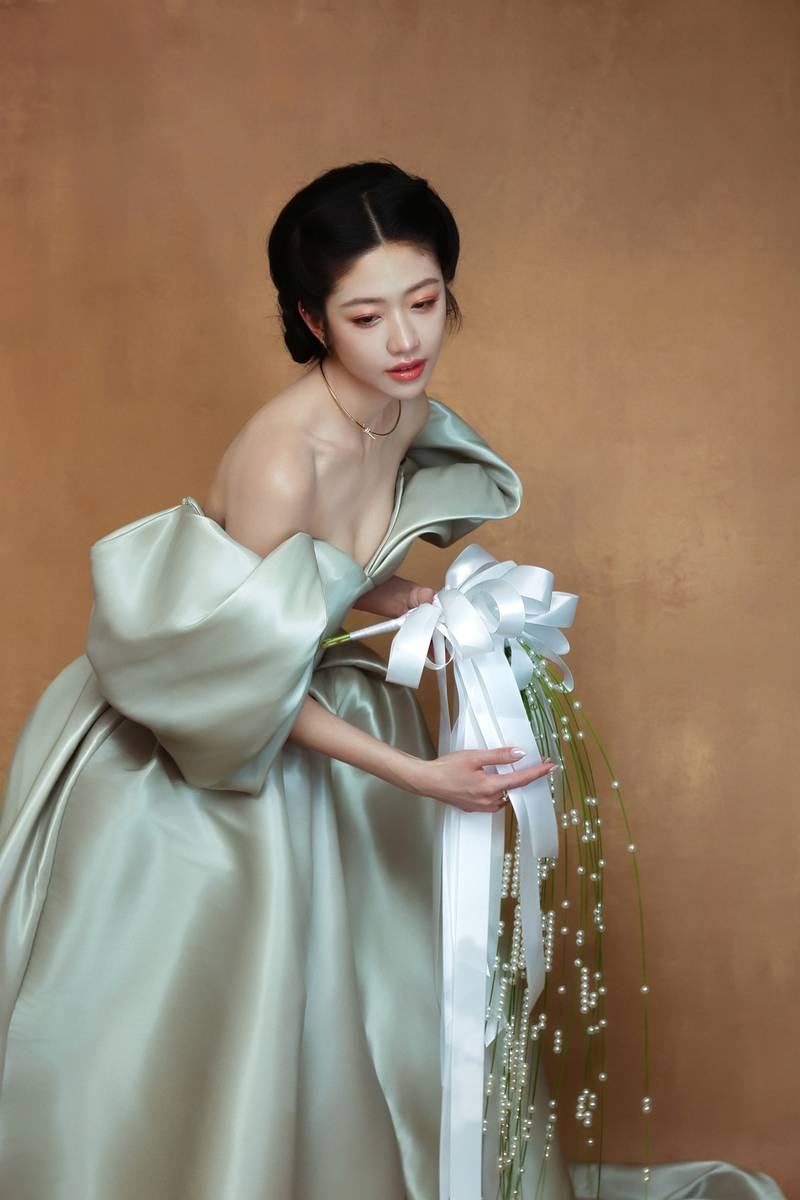 向涵之低头垂眸温婉动人 盘发造型优雅贵气