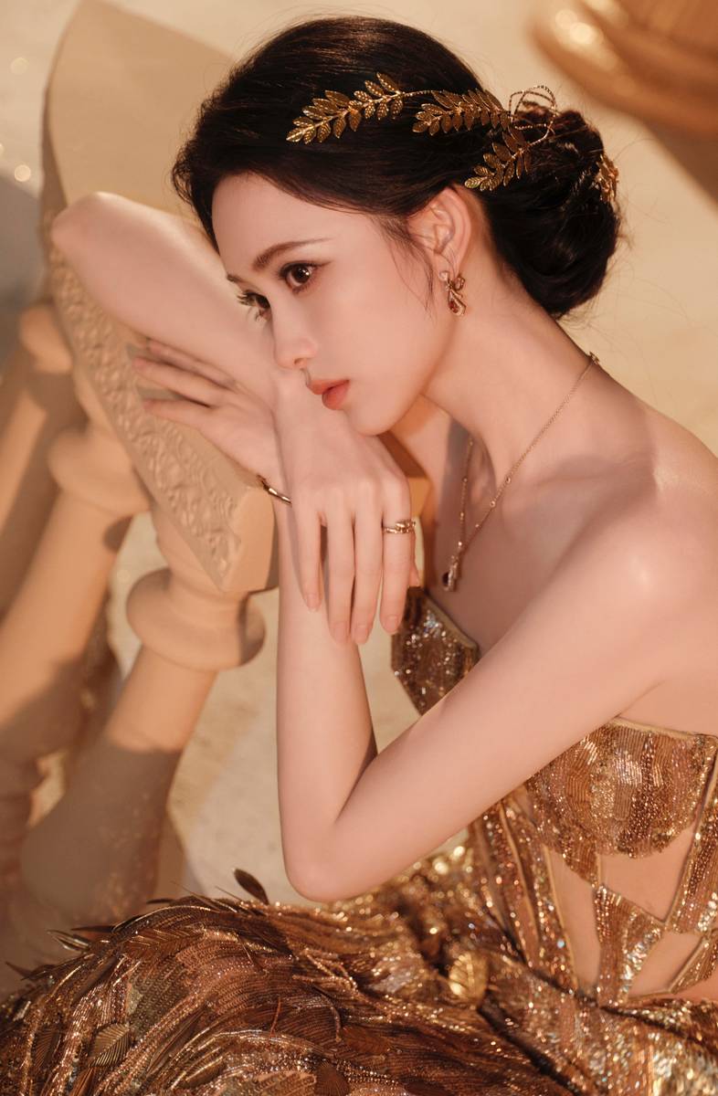 孟子义手持弯弓宛如神女降临 露白皙美背慵懒神秘