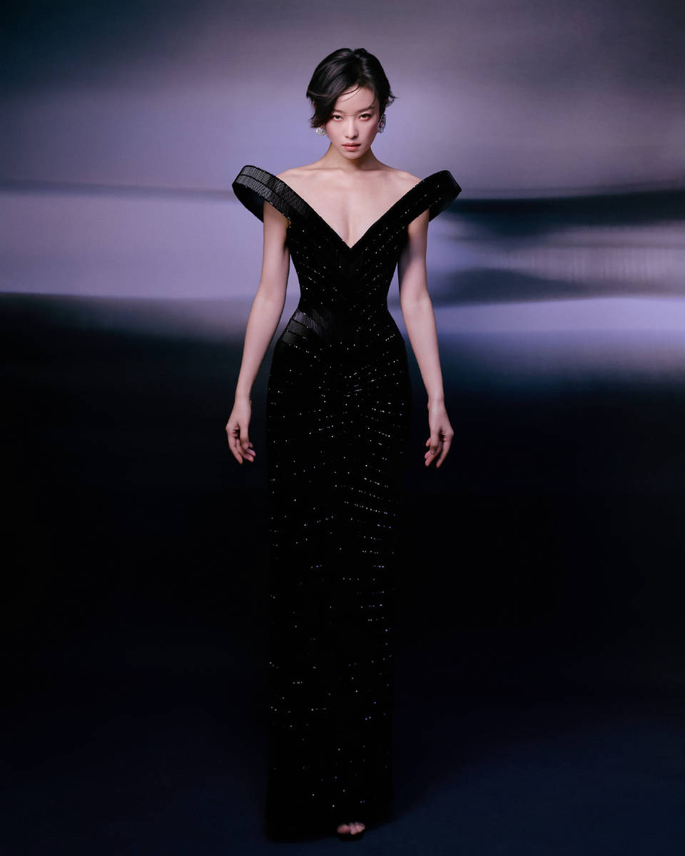 倪妮穿黑色深V礼裙时髦前卫 大方秀好身材曲线迷人