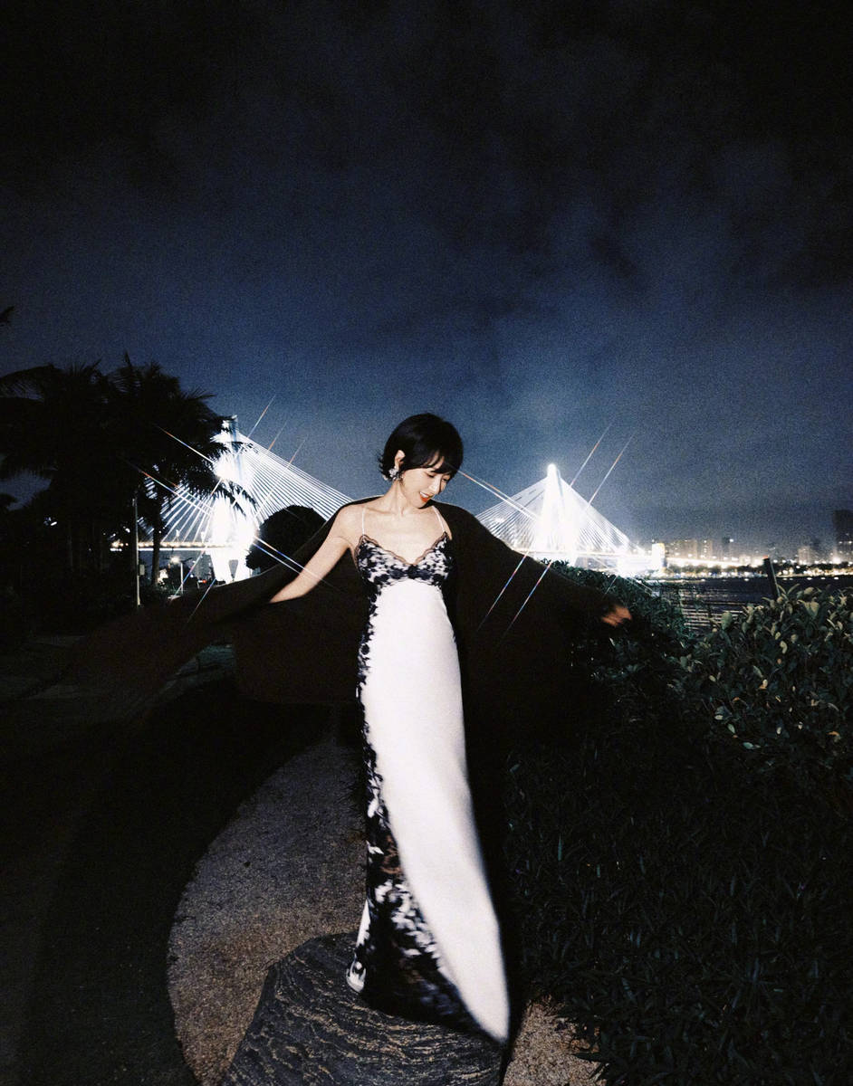 宋茜穿蕾丝吊带裙姿态灵动 双手捧脸娇俏又松弛