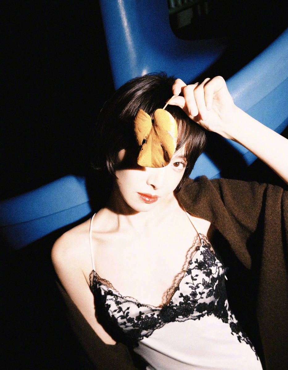 宋茜穿蕾丝吊带裙姿态灵动 双手捧脸娇俏又松弛