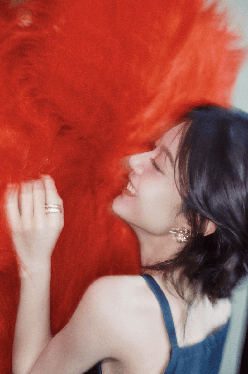 赵今麦双手捧脸笑意盈盈 神态灵动气质鲜活