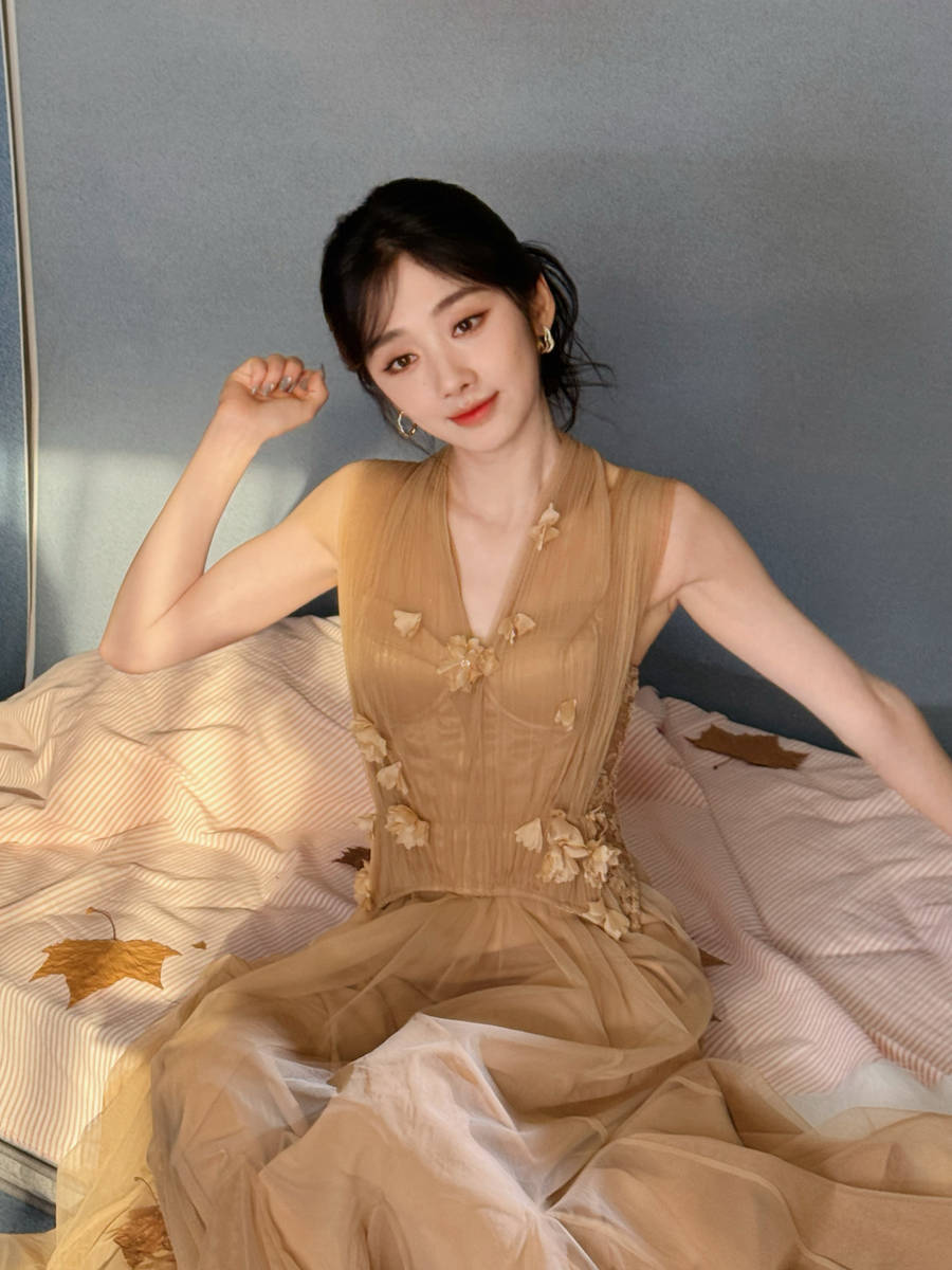 王影璐穿薄纱裙甜笑表情呆萌 乖巧伸懒腰似小猫咪