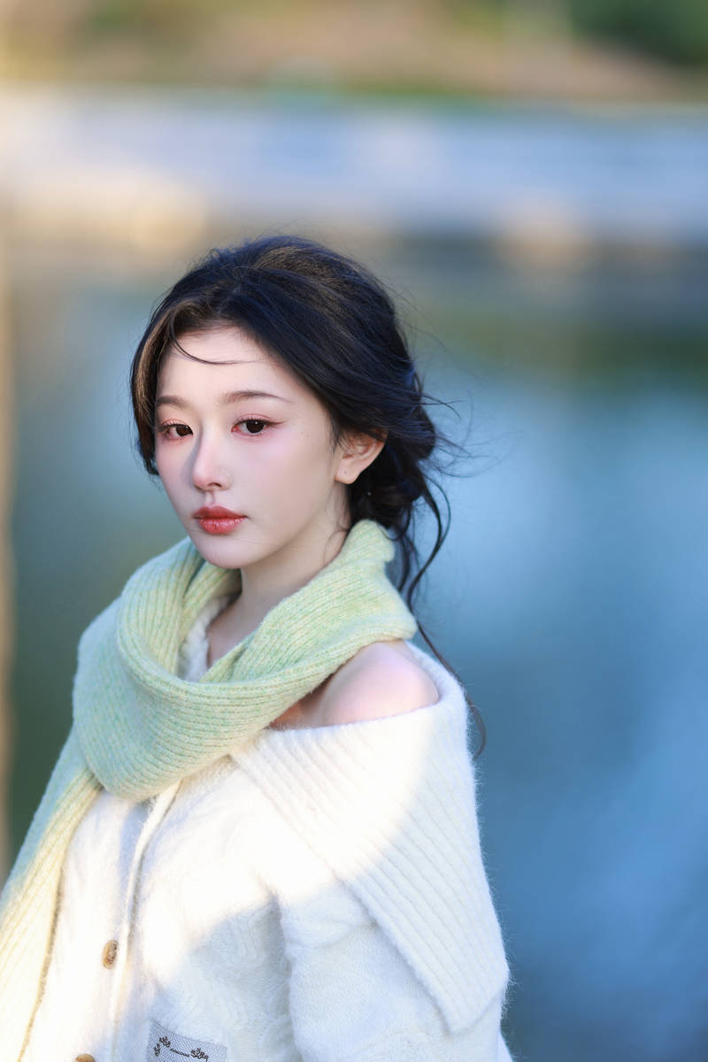 孔雪儿穿白毛衣眼神清冷忧郁 小秀香肩破碎感满满