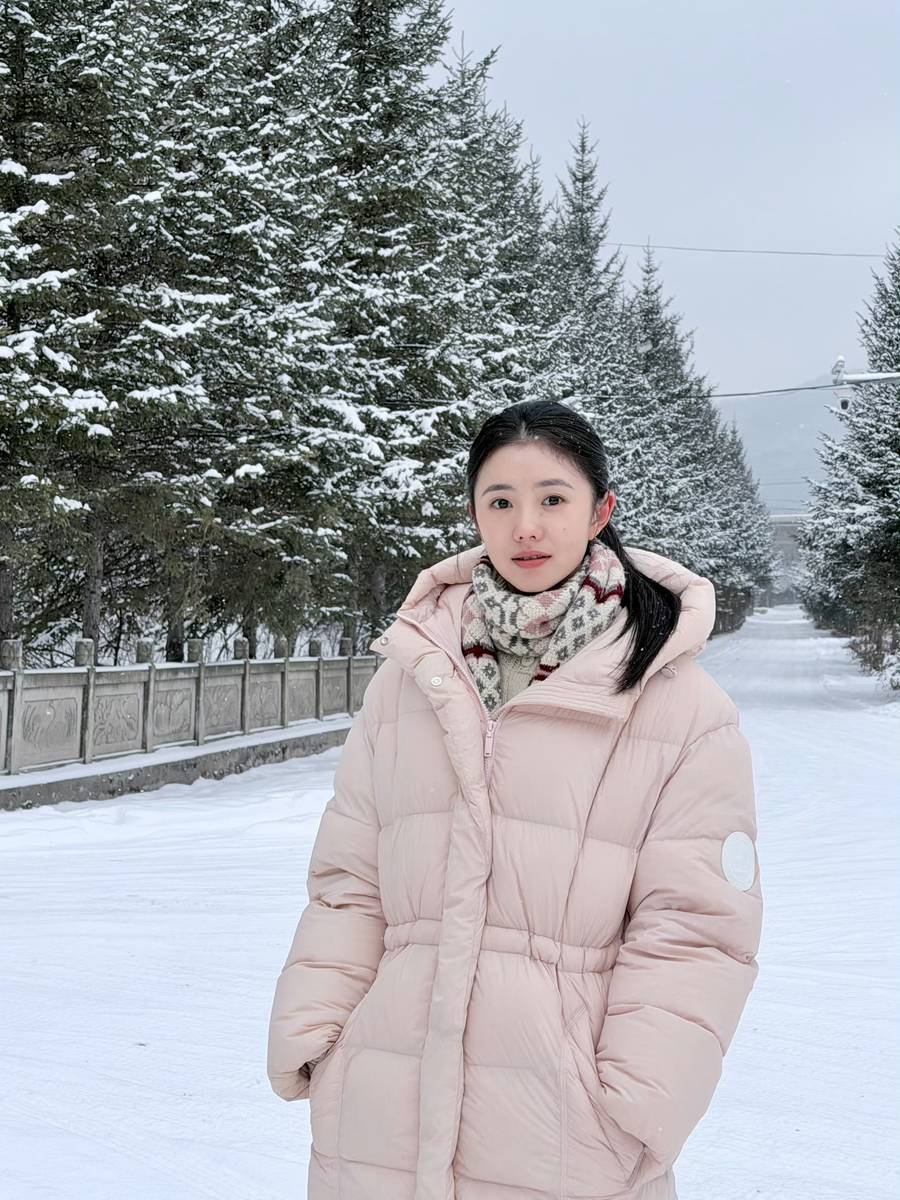 刘浩存穿粉色羽绒服笑容清甜 雪中奔跑充满生命力