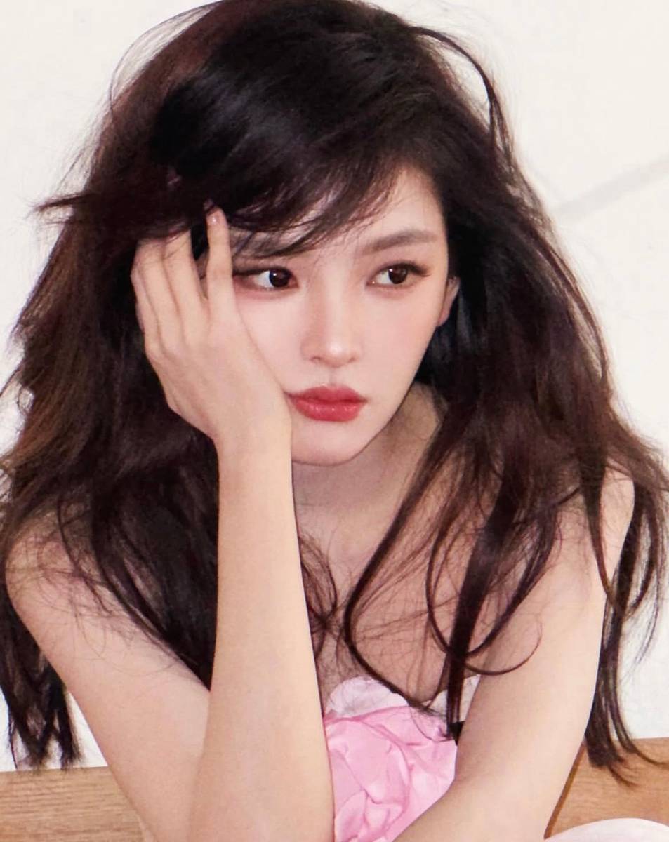 章若楠穿粉抹胸裙明媚娇俏 托脸沉思好似千禧公主