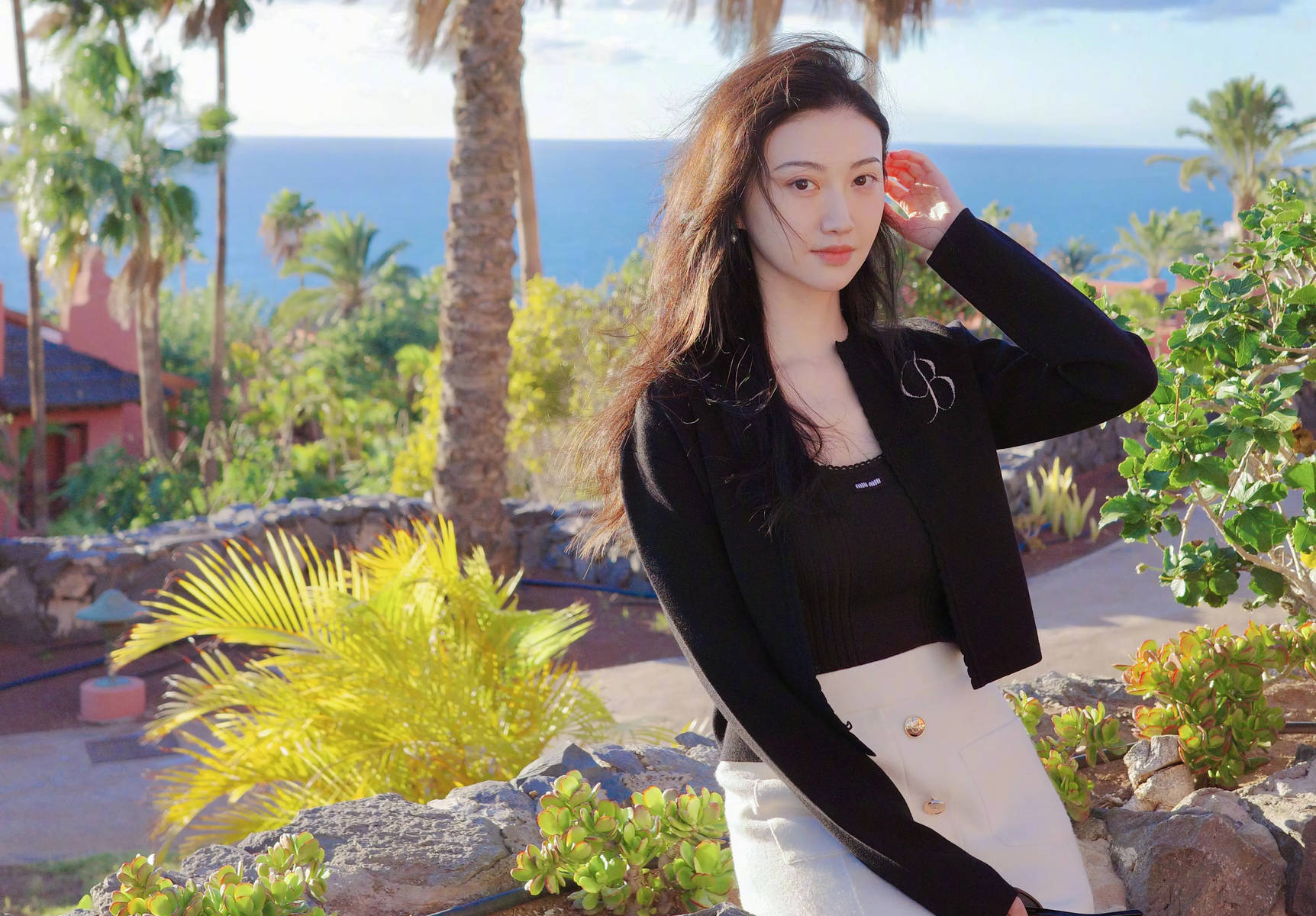 景甜黑衫搭白裙在海边度假 椰林落日氛围感拉满