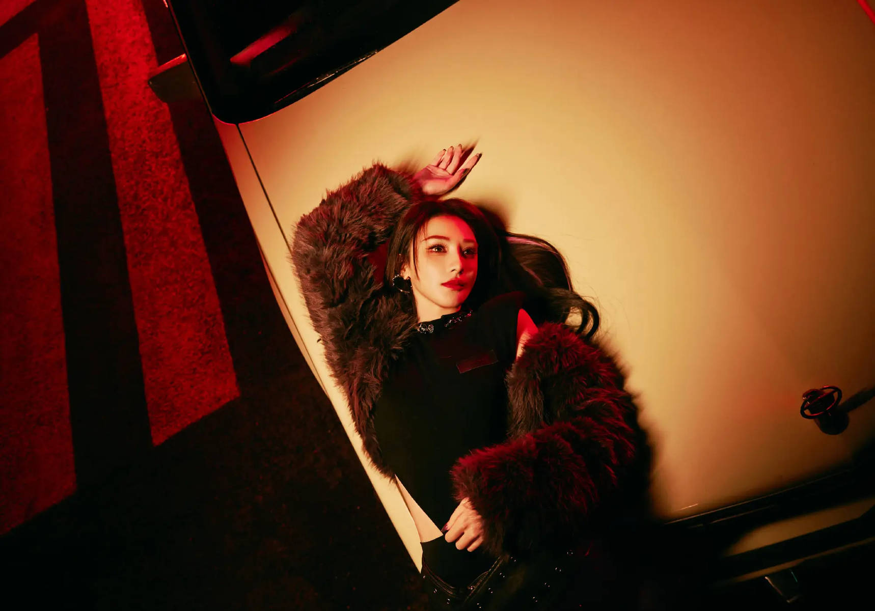 彭小苒穿镂空连体衣身材火辣 抬手遮眸显飒媚气场