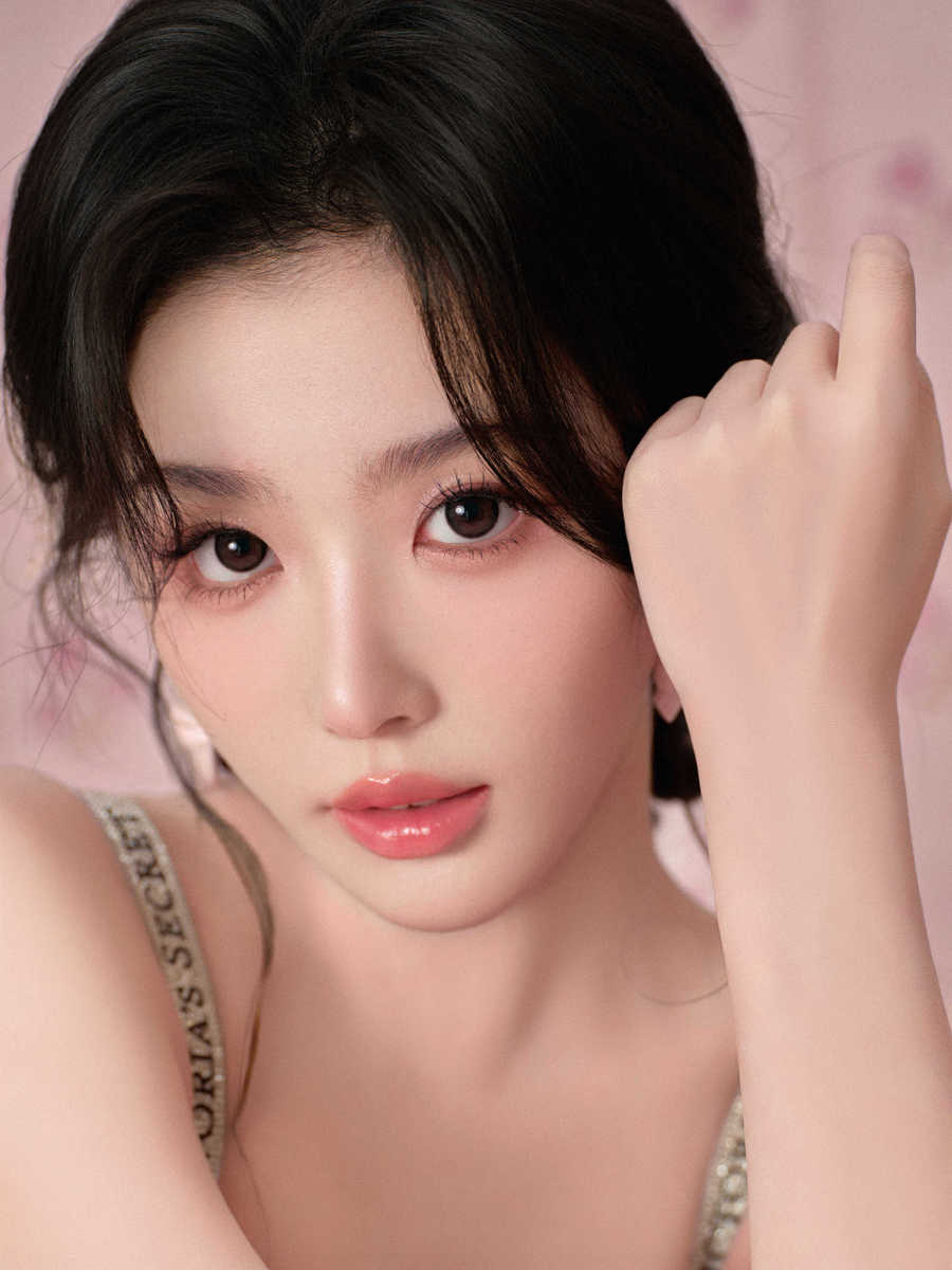 孔雪儿粉色吊带裙元气甜美 妆容精致魅力四射