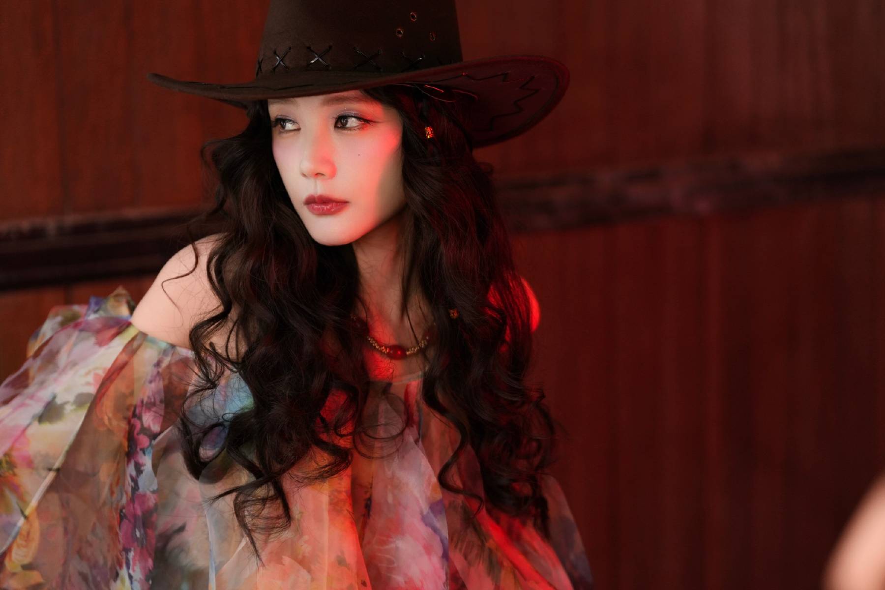 李一桐穿彩纱裙灵动复古 卷发蓬松尽显俏皮野性