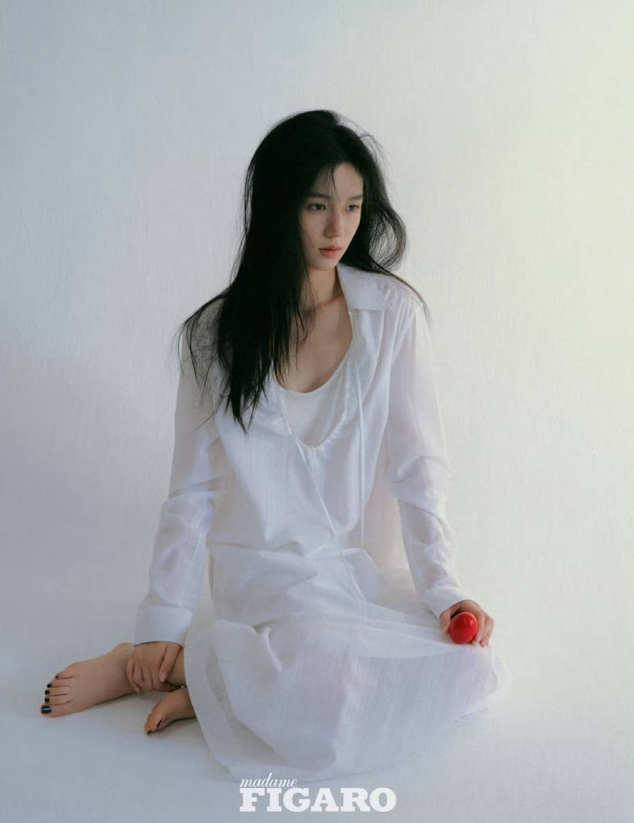 周也赤脚穿白裙慵懒感十足 光影交错间尽显少女感