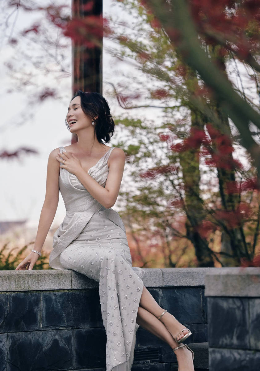 卢靖姗穿银白刺绣裙清冷贵气 高开叉设计气场十足