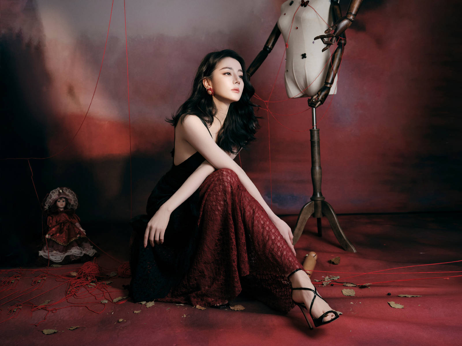 迪丽热巴化身提线木偶女郎！穿黑色深V裙性感吸睛